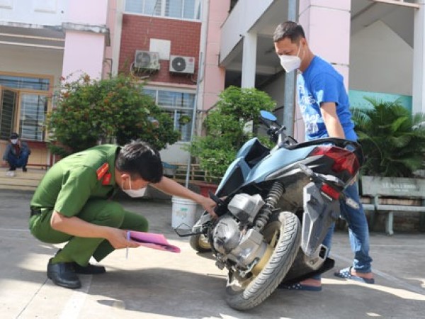 Hết cảnh chờ chực đăng ký xe, đóng phạt