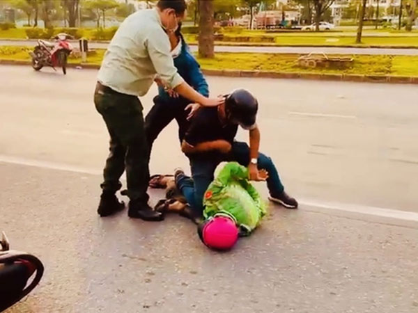 CLIP: Bảo vệ Phú Mỹ Hưng lập hàng rào bắt gọn 2 tên cướp liều lĩnh