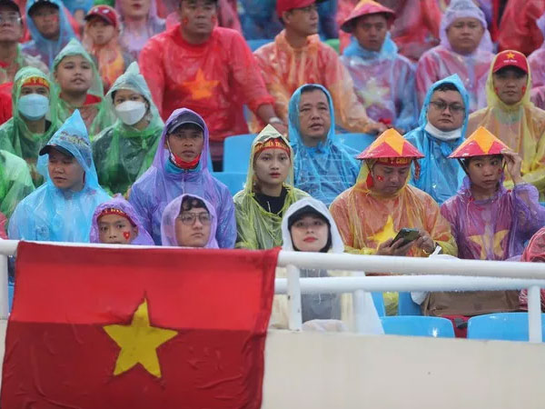 Mỹ Đình 'rực lửa' trong mưa trước trận chung kết
