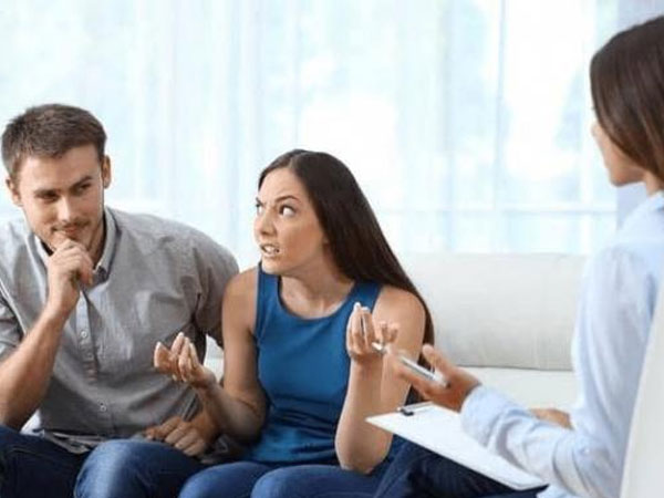 Cãi nhau với mẹ chồng mà chồng thản nhiên đứng một bên nghịch điện thoại, tôi phẫn nộ nhất mực đòi ly hôn