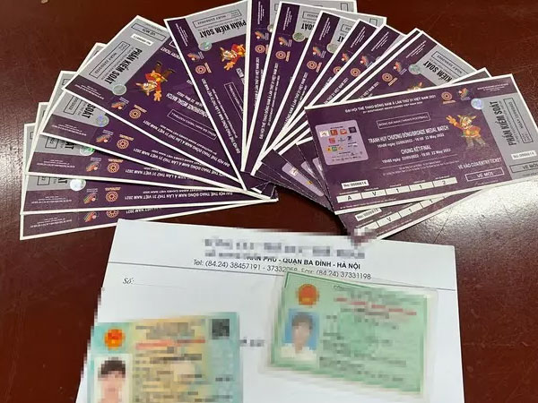 Bắt giữ 'cò vé’ đang say sưa mời khách trận chung kết bóng đá U23 Việt Nam-Thái Lan