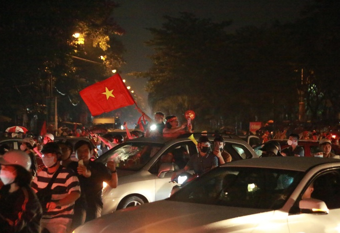 Hàng vạn người dân Thủ đô đội mưa ăn mừng tuyển nam Việt Nam vô địch SEA Game 31