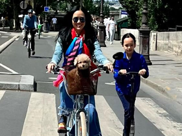 Hồng Nhung trở về Pháp cùng các con, nhìn khoảnh khắc cặp song sinh làm nũng với bạn trai Tây của mẹ mới tan chảy