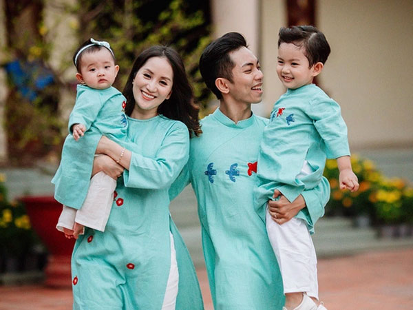 Chuyện tình lãng mạn như cổ tích ngoài đời thật của Khánh Thi - Phan Hiển