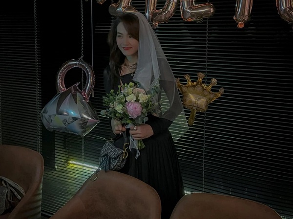 Minh Hằng được hội chị em tổ chức tiệc chia tay độc thân, chính chủ hình như diện trang phục hơi sai sai?