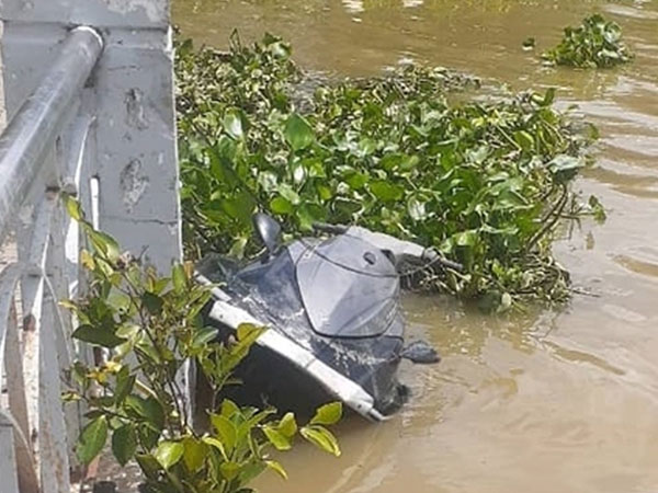 Mô tô nước tông sà lan, 2 người tử vong