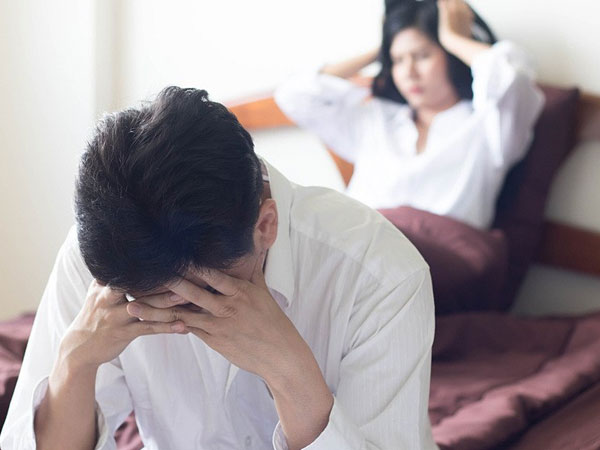 Chồng lén cho tiền người yêu cũ