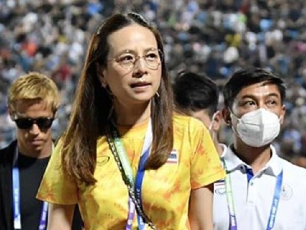 Madam Pang 'mê tín', không dám dẫn đội U23 Thái Lan khi xuống xe