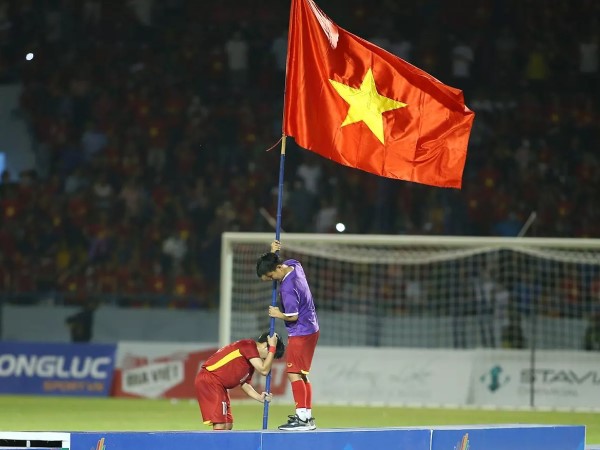 Xúc động hình ảnh cầu thủ nữ Việt Nam cắm cờ Tổ quốc trên bục nhận huy chương