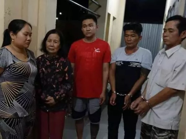 Công an mật phục bắt băng cướp giật tại hội chợ