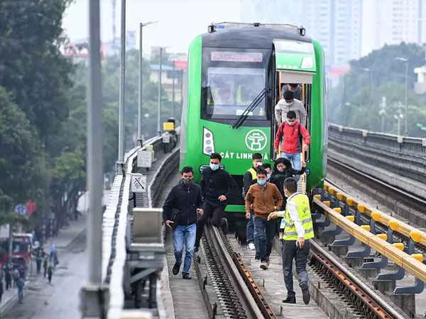 Lãnh đạo Metro Hà Nội nói gì khi tàu Cát Linh đột ngột dừng trong mưa dông?