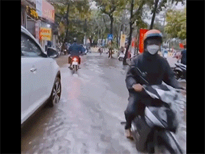 Hà Nội mênh mông nước sáng đầu tuần, hàng loạt xe chết máy gây ùn tắc giao thông