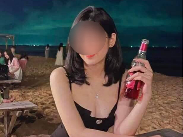 'Tiểu tam' trong vụ trốn vợ đi xem bóng đá bị cameraman lia trúng lên tiếng thanh minh: 'Em không hề biết anh ấy đã có vợ!'