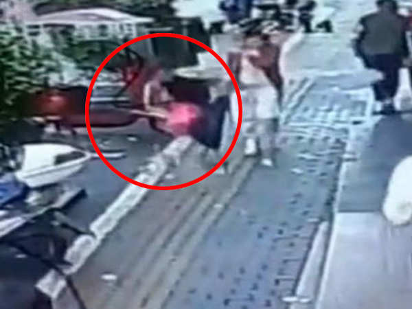 Video người phụ nữ đang đi bộ thì bị khối bê tông rơi trúng đầu tử vong