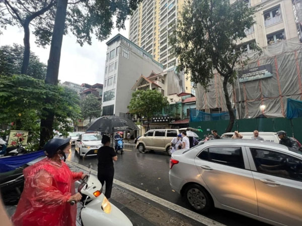Người đàn ông bị ô tô tông tử vong giữa phố Hà Nội sau khi va chạm với người phụ nữ đi xe ga