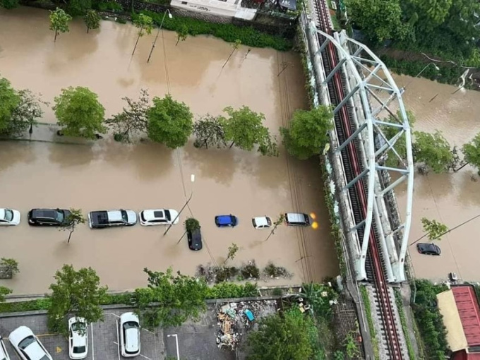 Nhiều nơi miền Bắc ngập sâu sau mưa lớn, ô tô 'nổi lềnh bềnh' trên mặt nước