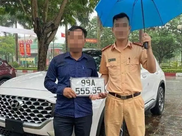 Mua ô tô tặng vợ, người đàn ông bấm trúng biển ngũ quý 5