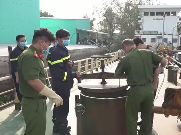 Đường dây buôn lậu 200 triệu lít xăng giả: Đề nghị truy tố 74 bị can