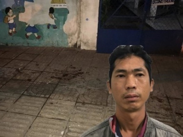Bắt nóng thanh niên đâm thương vong 2 cha con rồi leo lên mái nhà cố thủ