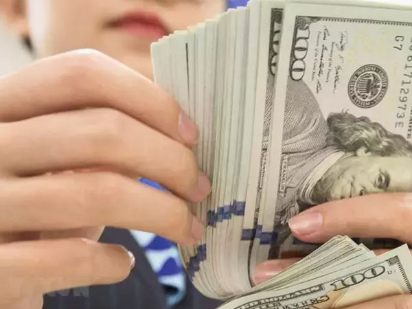 Giá USD chợ đen bất ngờ tăng mạnh, lên 24.000 đồng/USD