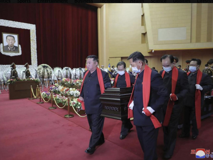 Ông Kim Jong Un tham gia khiêng quan tài nguyên soái quân đội