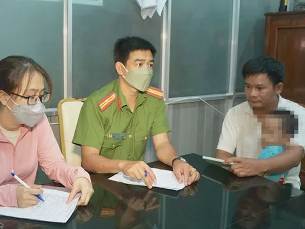Khai tử con trai 3 tuổi còn sống, người mẹ tường trình gì?