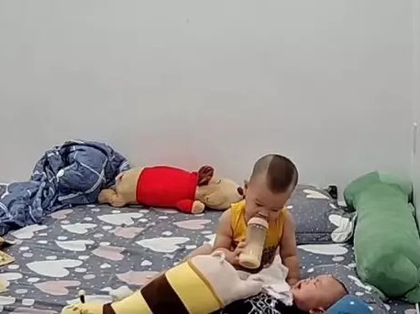 Dân tình quắn quéo với hình ảnh bé trai 20 tháng tuổi dỗ em trai 4 tháng uống sữa: Ra dáng anh cả ghê!