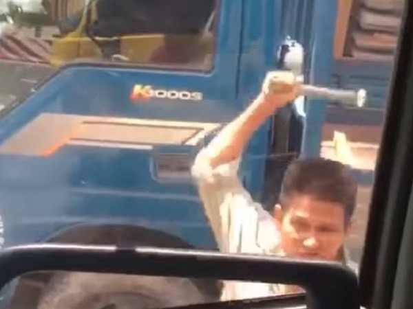 Truy tìm nhóm người chặn đầu xe tải đập vỡ kính, dọa giết tài xế