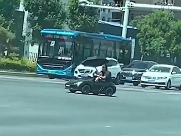 'Choáng' với cảnh hai bố con bon bon trên chiếc xe đồ chơi giữa giao lộ