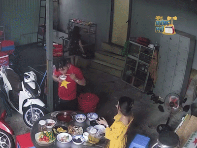 Đang vui vẻ bên mâm cơm, cơn mưa ngang qua bất ngờ quét sạch mọi thứ khiến gia chủ hết hồn bỏ chạy
