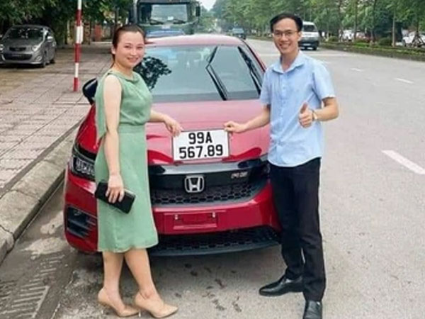 Vừa mua ô tô mới, người phụ nữ bấm trúng biển đẹp 567.89