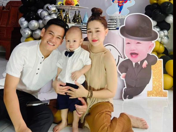 Hồ Tấn Tài tổ chức tiệc thôi nôi hoành tráng cho con trai, đến lúc bốc chọn nghề nhiều người phải bật cười thích thú