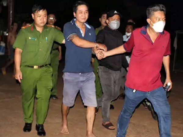 Cảnh sát phá khóa cửa, bắt thanh niên dùng bình ga mini khò lửa hủy ma túy