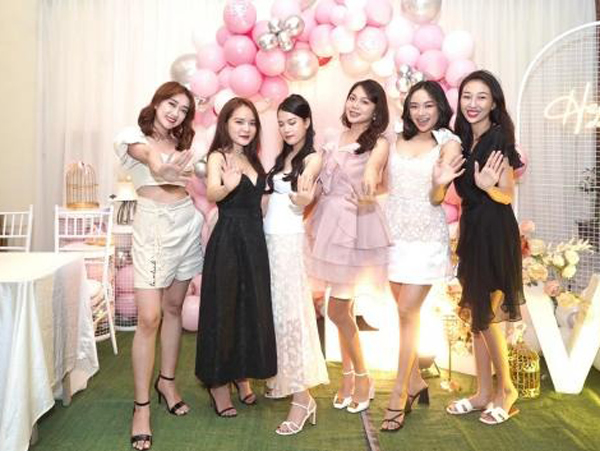 'Cô chủ tiệm nail' Huyền My tung loạt ảnh trong tiệc chia tay đời độc thân, khuyên các chị em: 'Lấy chồng đi, vui lắm!'