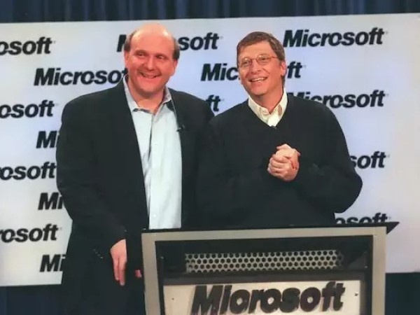 Lãnh đạo cấp cao Microsoft xem 'phim nóng' trước mặt nhân viên nữ