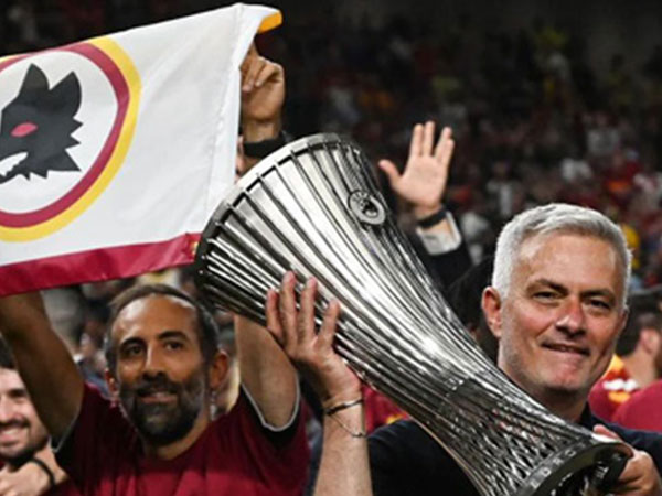 Mourinho rớt nước mắt khi vô địch Conference League, hứa ở lại Roma