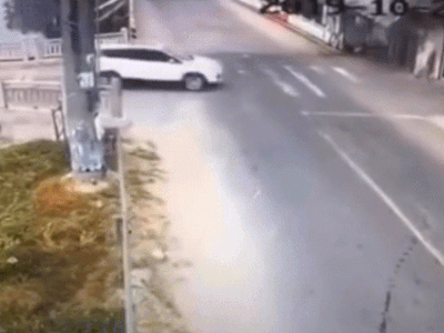 Video tai nạn hy hữu: Hai ô tô tông nhau làm sập cả căn nhà hai tầng
