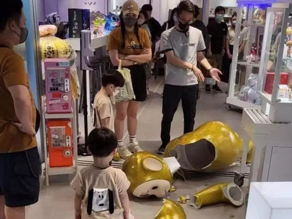 Cậu bé làm vỡ bức tượng đồ chơi khiến bố phải bồi thường 100 triệu, 2 ngày sau cửa hàng 'quay xe' xin lỗi và trả lại tiền