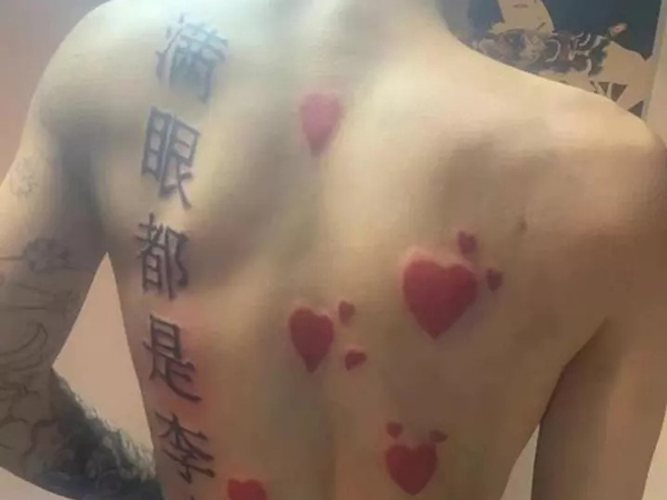Yêu qua mạng 6 ngày, nam thanh niên xăm kín lưng tỏ tình khiến ai nấy phát sợ: Làm như được 6 năm vậy!