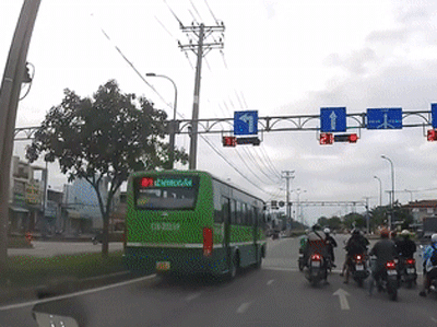 Clip xe buýt vượt đèn đỏ, 'lao như tên bắn', CSGT nói gì?