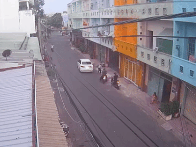 CLIP: Kịch tính Công an Bình Dương vây bắt cặp nam nữ ôm 1 kg ma túy