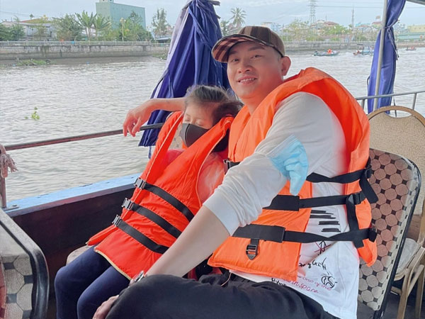 Chồng cựu người mẫu Trang Trần gây xôn xao khi gọi ái nữ là 'người tình kiếp trước'