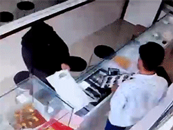 Cầm súng giả, che kín mặt đi cướp đồ trang sức, người phụ nữ vẫn bị chủ cửa hàng túm tóc lôi lên đồn