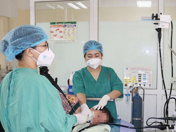 Nôn ra máu, tụt huyết áp do tự ý uống thuốc giảm đau