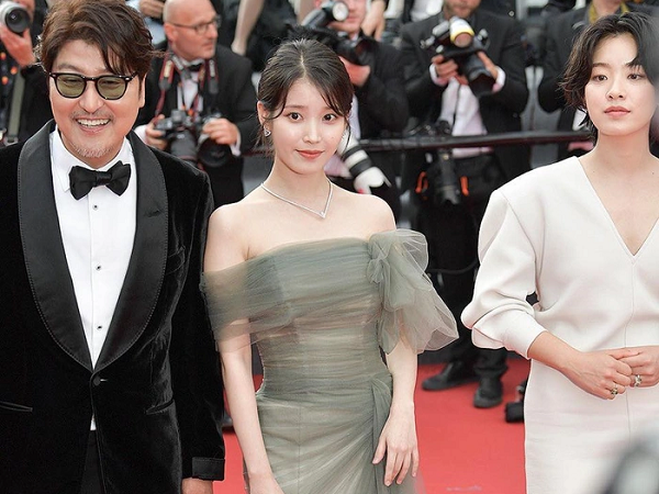 'Em gái quốc dân' IU tỏa sáng trên thảm đỏ Cannes, nhan sắc tựa nữ thần khiến truyền thông quốc tế chú ý