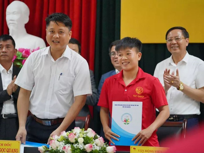 Bóng đá nữ Việt Nam lần đầu có 'lót tay'