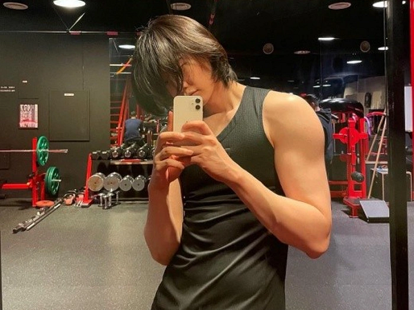 Lee Jong Suk gây choáng với ngoại hình khác lạ, netizen nhận mãi không ra