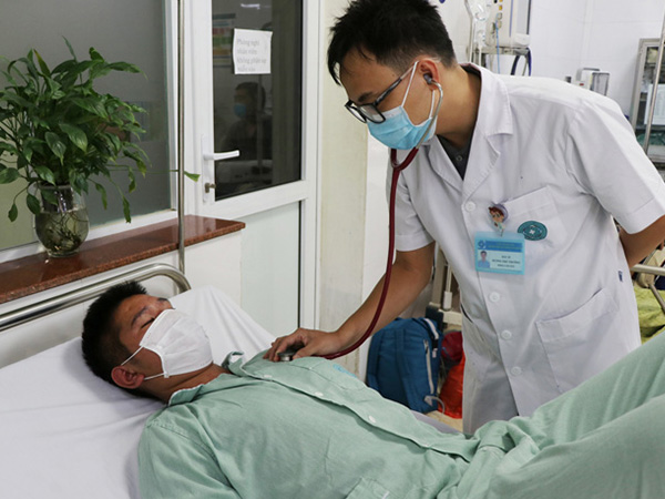 Cảnh báo nhiều người mắc sốt xuất huyết chuyển nặng vì tưởng bị Covid-19: Phân biệt thế nào?
