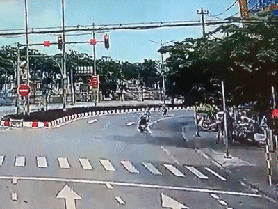 Vượt đèn đỏ, hai thanh niên đi xe máy tông thiếu tá CSGT ngã văng ra đường, nằm bất động
