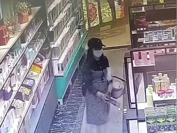 Người phụ nữ bị phát hiện thuận tay 'cầm nhầm' món mỹ phẩm có giá gần 6 triệu giấu dưới váy